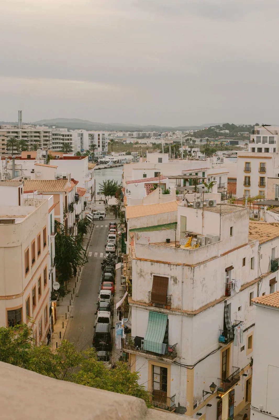 Calle urbana en una ciudad española