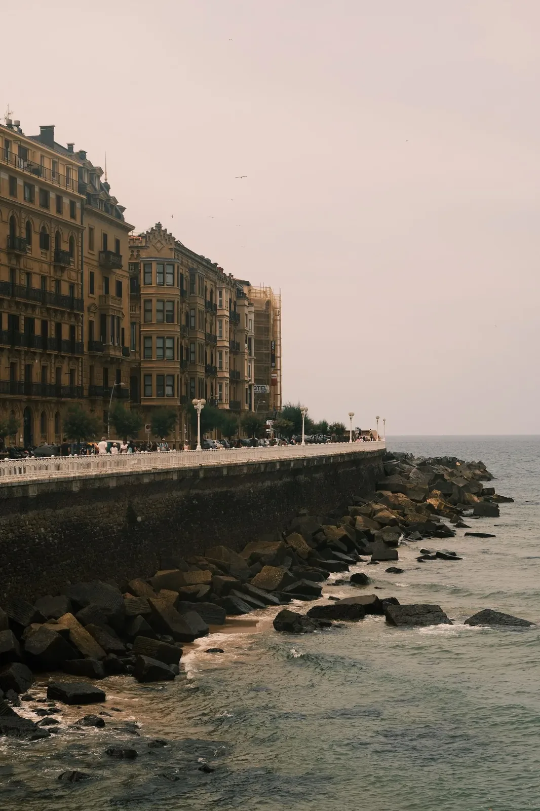 Paseo marítimo en una localidad costera del sur de España