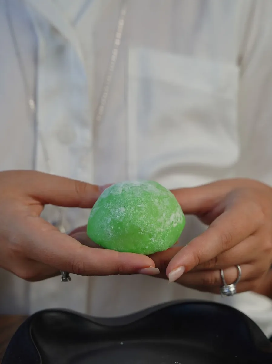 Mochi y té matcha servidos como postre japonés