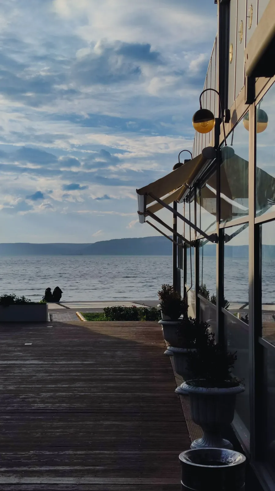 Terraza de un restaurante frente al mar en la costa