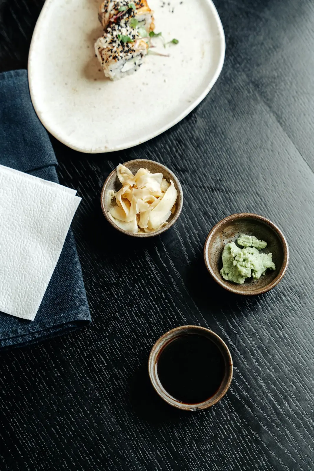 Salsa de soja, wasabi y jengibre encurtido junto a sushi