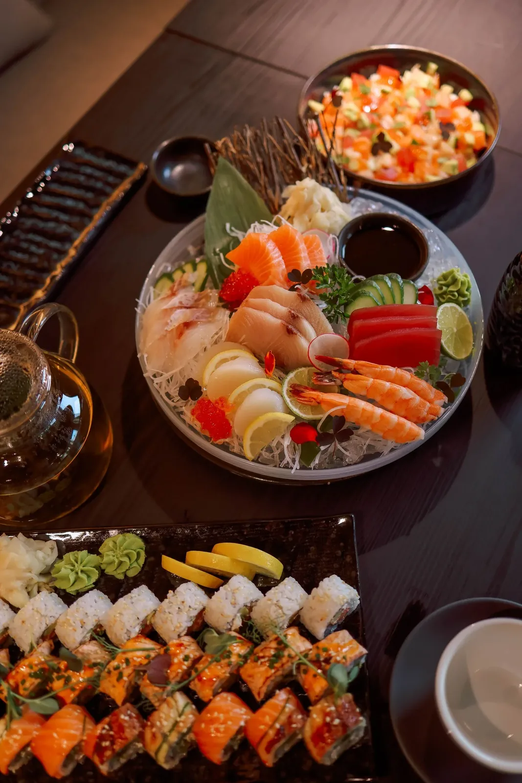 Mesa con variedad de sushi para compartir en una celebración