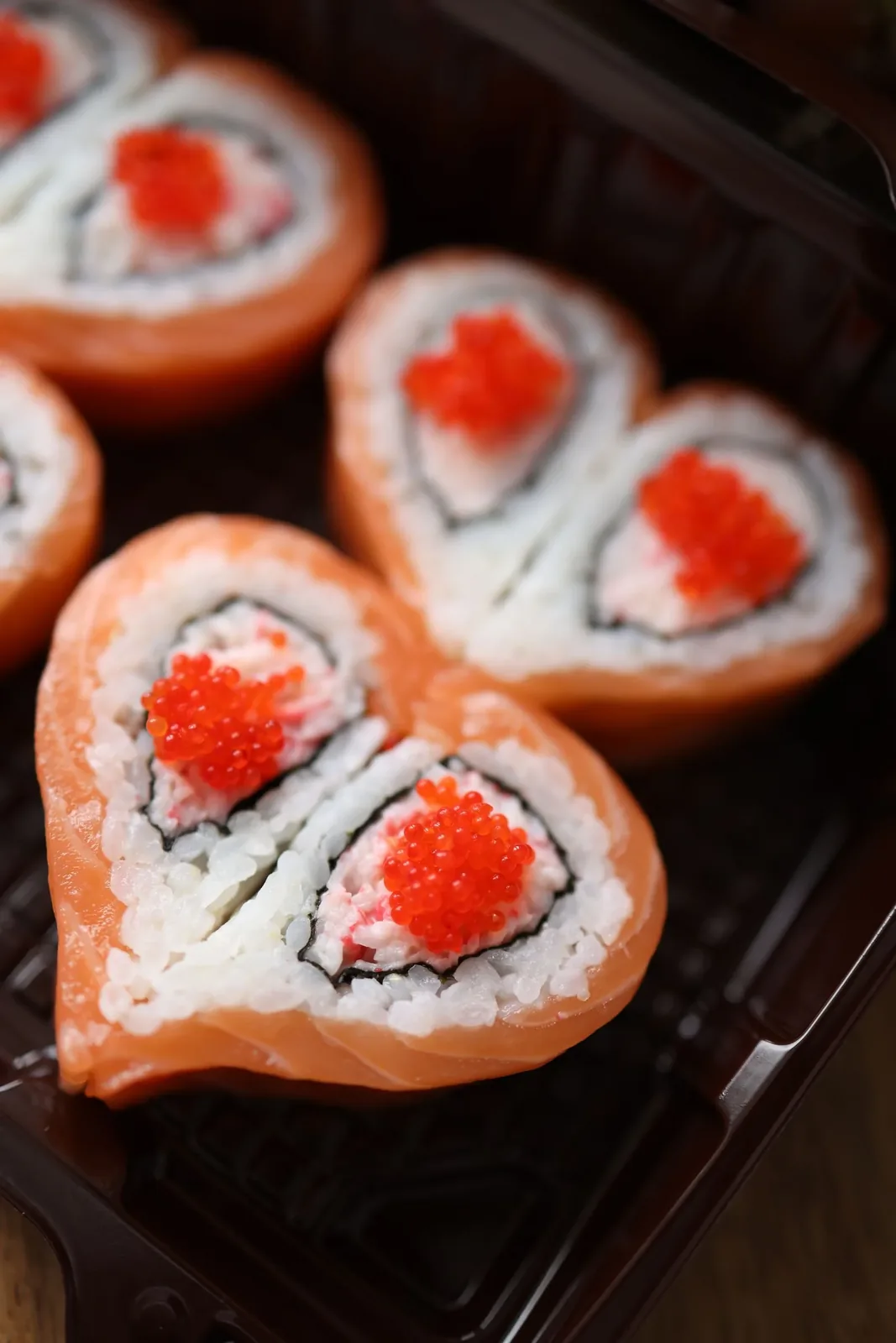 Bandeja de sushi en forma de corazón para una cena en pareja