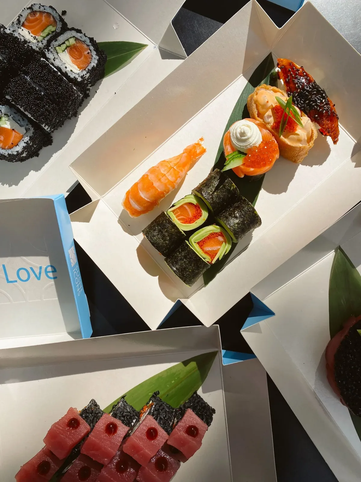 Caja de sushi para llevar lista para el reparto a domicilio