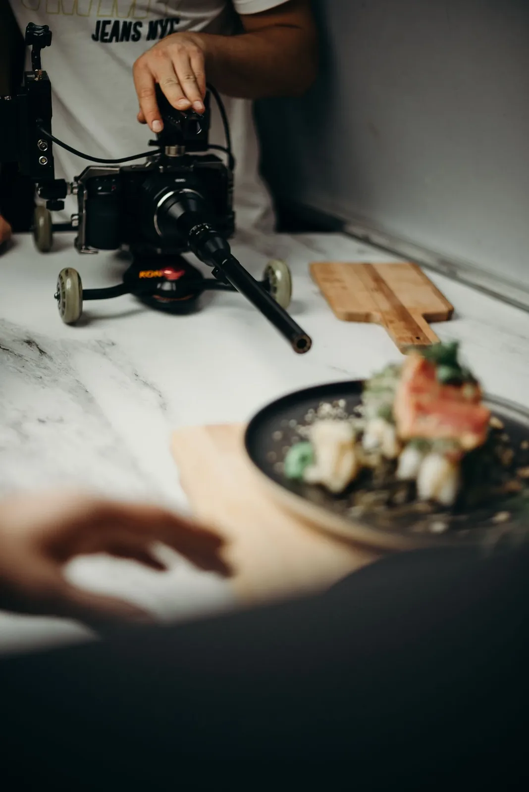 Cámara fotografiando un plato de sushi recién emplatado