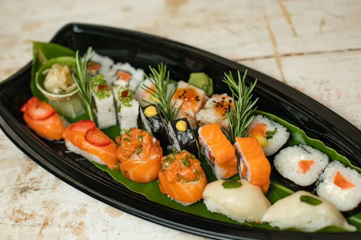 Variado de piezas de sushi: nigiri, maki y uramaki en un plato