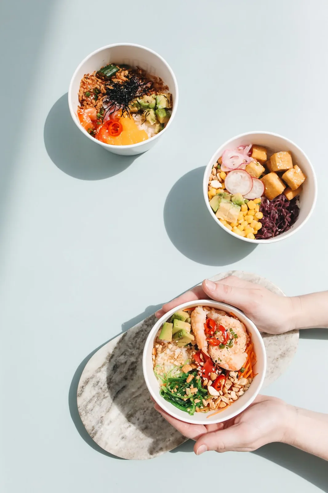Bol de poke hawaiano con arroz, pescado y vegetales