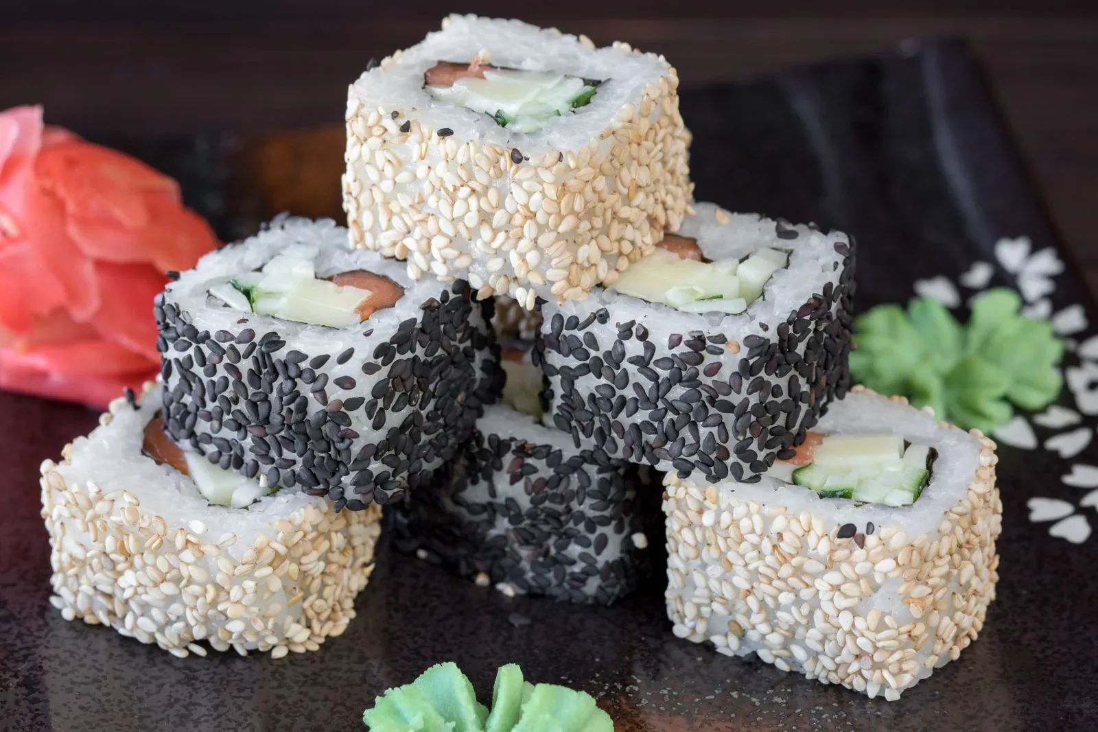 Plato de uramaki con el arroz hacia fuera